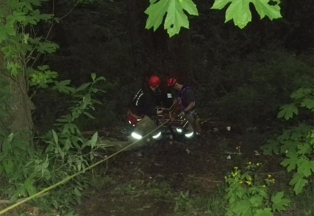 Homem caiu de um barranco ao parar ao lado de uma estrada para urinar.