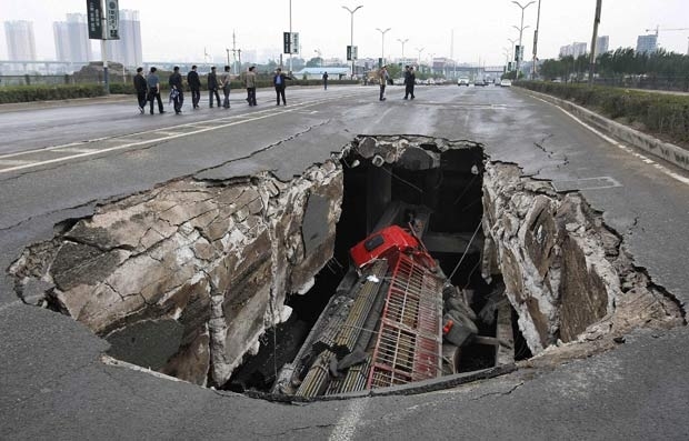 Caminho foi engolido por buraco em Changchun. (Foto: China Daily/Reuters)