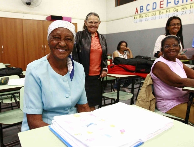 Isolina e as colegas da escola, em Londrina, no Norte do Paran.