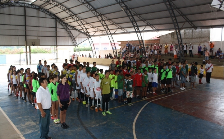 Na categoria de 11 a 15 anos estudantes das escolas no municipio se enfrentam no I Jogos Interescolares.