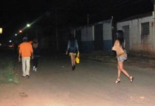 Travestis e mulheres disputam pontos de prostituio; moradores denunciam agresses e falta de pudor 