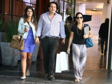 Antonia passeia com o pai, Orlando Morais, e a me, Gloria Pires, no Rio: ela  a nova atriz da famlia