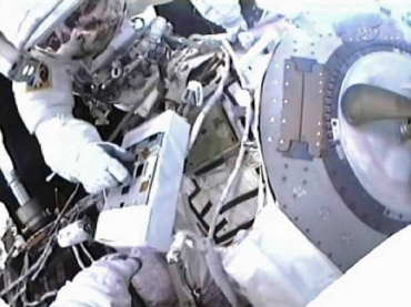 Astronauta Mike Fincke trabalha fora da ISS. 