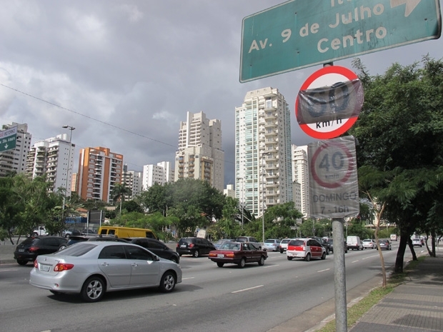 Placa na Avenida Jornalista Roberto Marinho, que tambm ter velocidade alterada