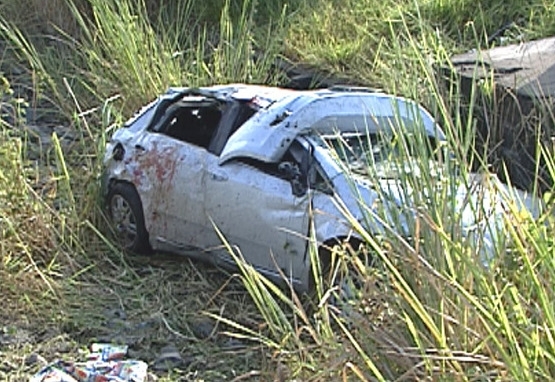 Carro destrudo em acidente que matou dois jovens em Belo Horizonte