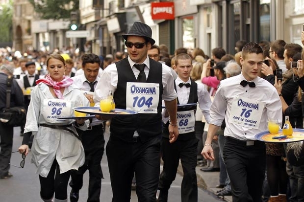 Garons disputam corrida em Paris.