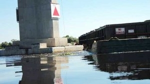 Barcaa com minrio de ferro bate em pilar da da ponte