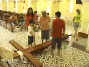 Rapaz invade igreja e agride padre durante missa na Paraba