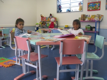 Meninas brincam na biblioteca da creche Samira Pires Ribeiro 