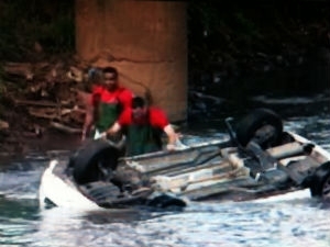 Carro cai em vo de ponte. Motorista morre.