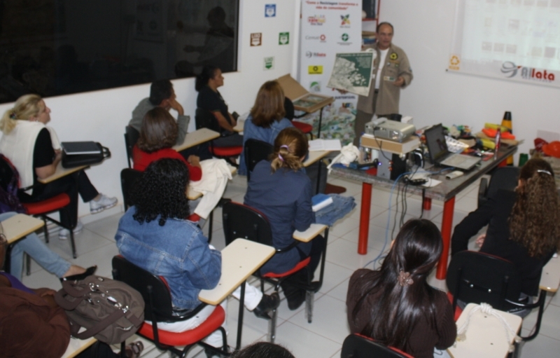 Prefeito, secretrios e assessores assistem palestra proferida na sede do Centro de Capacitao em Reciclagem de Tangar