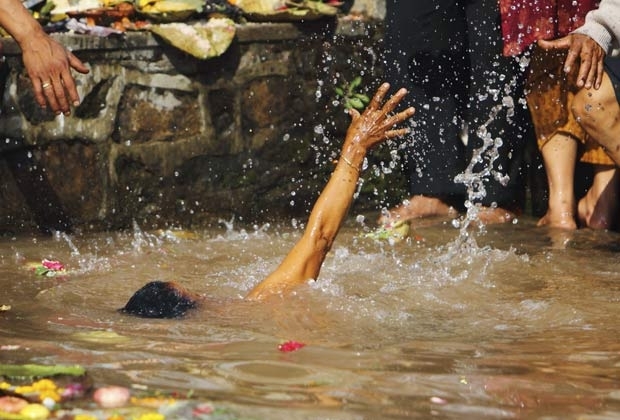 Mulher escorregou e caiu na gua enquanto participava de ritual.