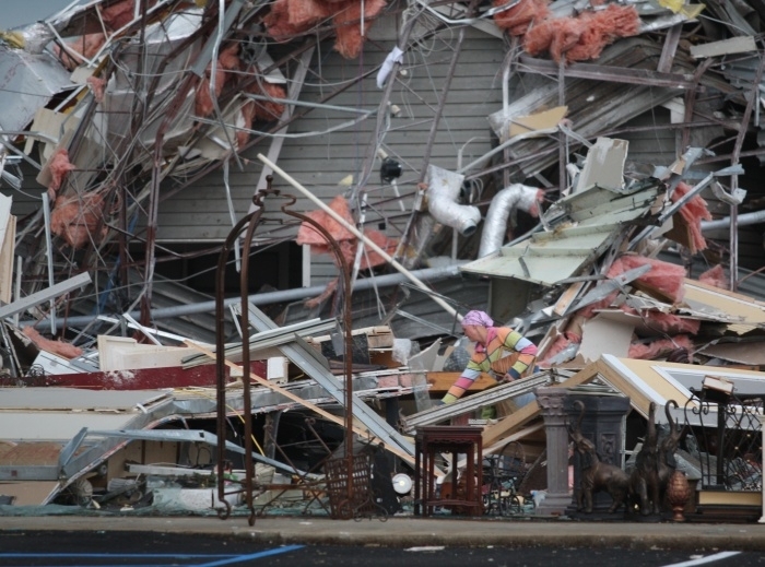 Mulher tenta recuperar bens de escritrio destrudo por tornado na cidade de Tuscaloosa, no Alabama