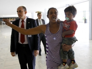 Eliane foi contida por seguranas no acesso ao terceiro andar do palcio