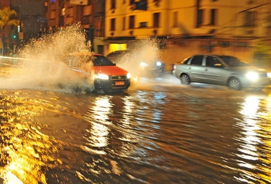 Chuva causou alagamentos em Porto Alegre