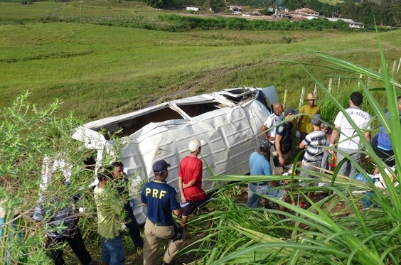 Uma mulher morreu aps van cair em ribanceira na BR-262, em Matip, na Zona da Mata de MG. Segundo bombeiros, 11 pessoas