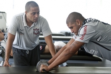 Adriano vinha realizando fisioterapia no Corinthians para curar o ombro