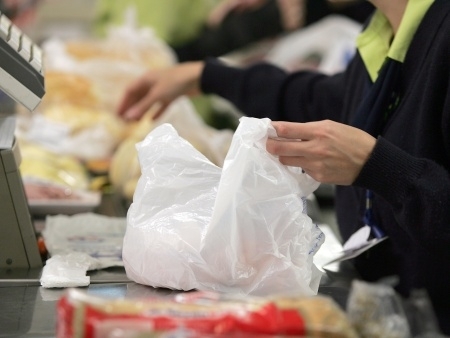 Farmcias, supermercados, lojas e padarias em Belo Horizonte devem substituir sacolas plsticas por produtos ecolgicos