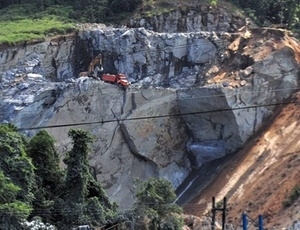 Operrios ainda esto soterrados em pedreira na Baixada Santista