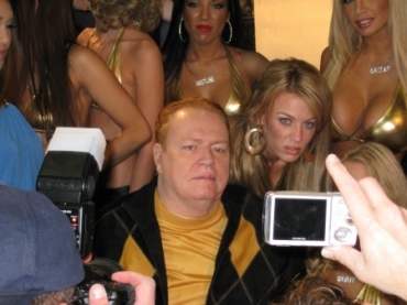 Larry Flynt posa ao lado de modelos em evento da indstria porn, em 2008