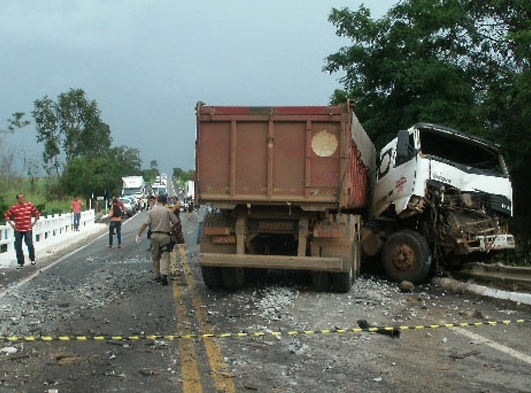 Acidente entre nibus e dois caminhes deixou 11 mortos em Gois