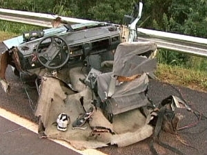 Com a batida, carro ficou completamente destrudo