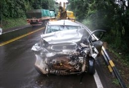 Carro bateu de frente com caminho