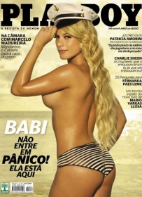 Babi Rossi posa em frente ao mar em ensaio da Playboy