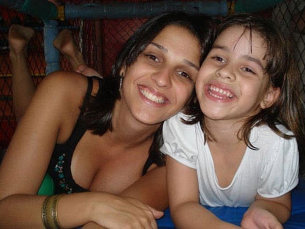 Ana Carolina com a filha Isabella em foto do lbum da famlia Cunha Oliveira