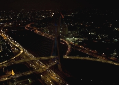 Ponte Estaiada, sobre a marginal Pinheiros em So Paulo, apagada na Hora do Planeta de 2010