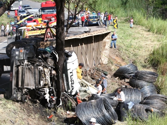 O caminho transportava bobinas de arame. Apenas o motorista ficou ferido durante o acidente