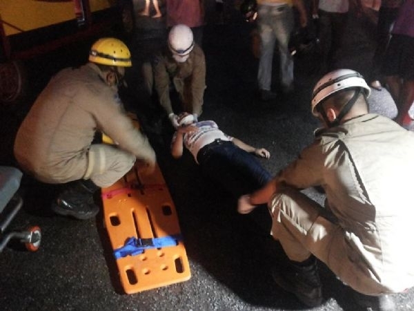 bombeiros atendem vtima de acidente de trnsito