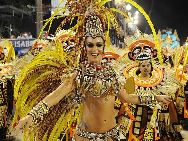 Luize Altenhofen desfila na escola de samba Vila Isabel, no Rio de Janeiro. (Foto: Alexandre Duro/G1)