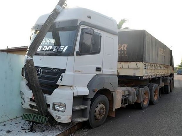 Caminho desgovernado bateu em poste na cidade de Sorriso. (Foto: MT Notcias)