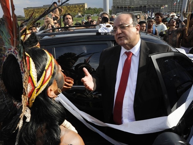 Deputado Cndido Vaccarezza (PT-SP) conversa com ndios protestam no gramado do Congresso