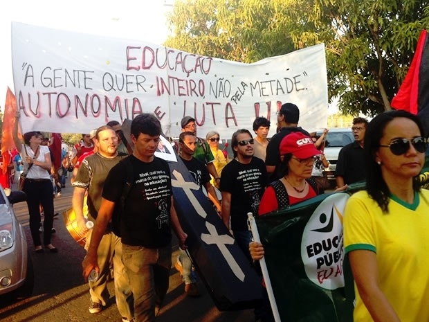 Trabalhadores da Educao voltaram a fazer passeata nesta 5 (Foto: Carolina Holland/G1)