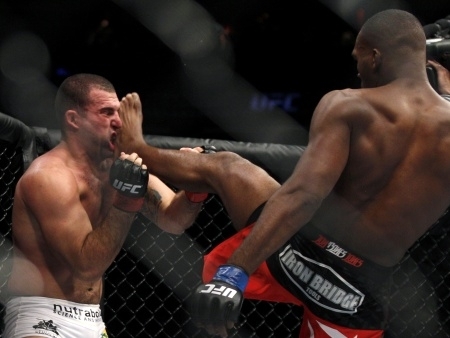 Jon Jones ( direita) no deu chances ao ento campeo do UFC