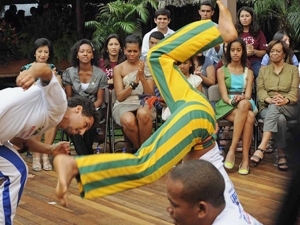 A primeira-dama, Michelle Obama, assiste apresentao de grupo de capoeira em Braslia