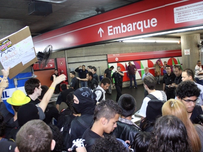 Alguns manifestantes tentaram pular as catracas da estao Anhangaba da linha 3-vermelha do Metr, na noite de quinta