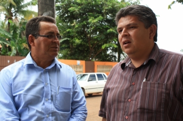 Meraldo de S conversa com Silvio Souto em Santo Afonso sobre os problemas enfrentados pelo municipio.