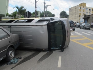 Van escolar quase atingiu outro veculo que estava no local