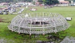 Obra iniciada na gesto Dante de Oliveira est parada e coberta por matagal