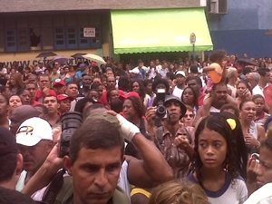 Curiosos acompanham o trabalho da polcia em frente a hotel em Caxias