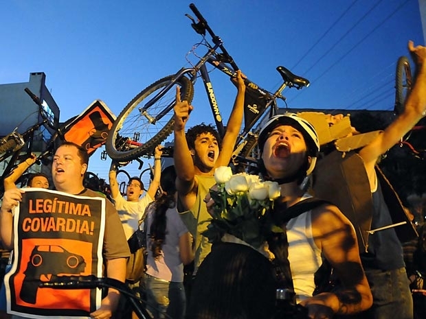 Ciclistas participam de protesto realizado na tarde desta tera-feira, em Porto Alegre (RS)