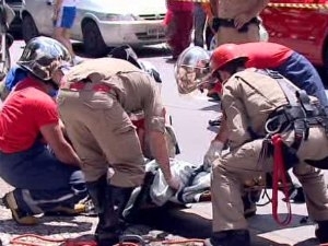 Bombeiros fazem resgate do homem que caiu no bueiro.