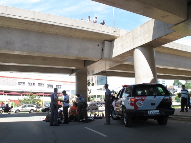 Mulher caiu de cerca de 10 metros