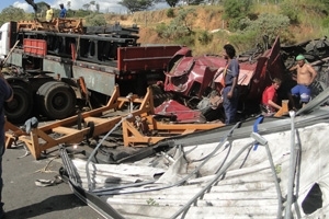 Acidente entre duas carretas na BR-040 complica o trnsito