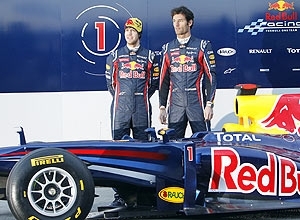 Webber (dir.) posa ao lado de Vettel com o novo carro