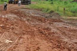 Servio de terraplanagem foi prejudicado devido s chuvas e a paralisao da obra