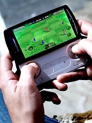 Alm de um celular, o aparelho tem um controle deslizante com todos os botes presentes no PlayStation Porttil